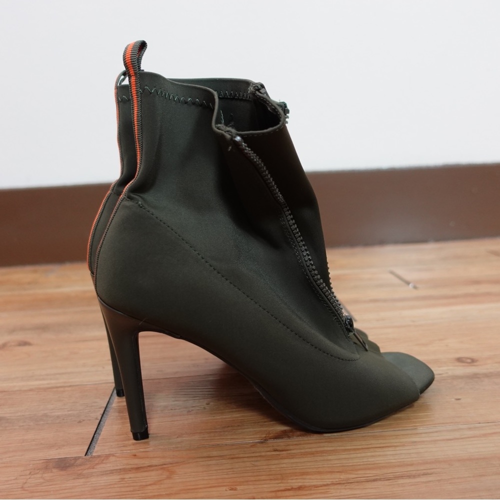Forever 21 Heeled Boots Size 7,5